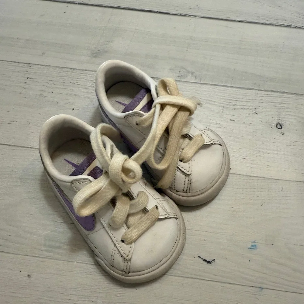 Nike white‎ and light purple baby toddler shoes child size 2